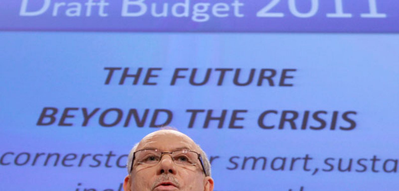 El comisario de Presupuestos, Janusz Lewandowski, durante la presentación en Bruselas de un presupuesto que ha definido como un impulso para la recuperación económica.