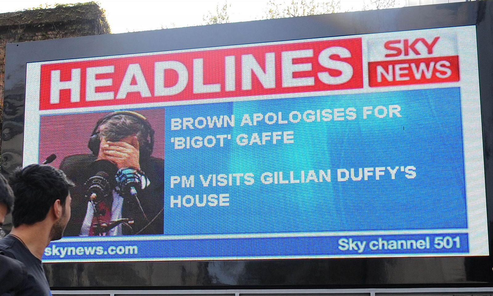 Un pantalla gigante muestra las noticias destacadas de la cadena televisiva Sky News, entre las que se encuentra el desliz del primer ministro Gordon Brown.