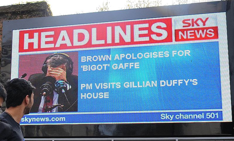 Un pantalla gigante muestra las noticias destacadas de la cadena televisiva Sky News, entre las que se encuentra el desliz del primer ministro Gordon Brown.