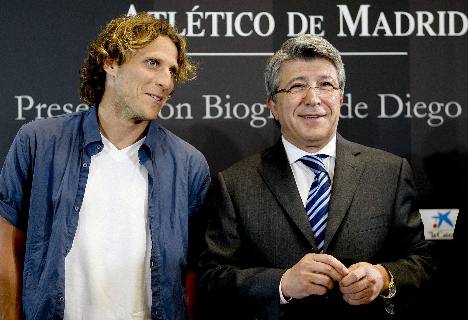 El presidente del Atlético, Enrique Cerezo, junto a Forlán.