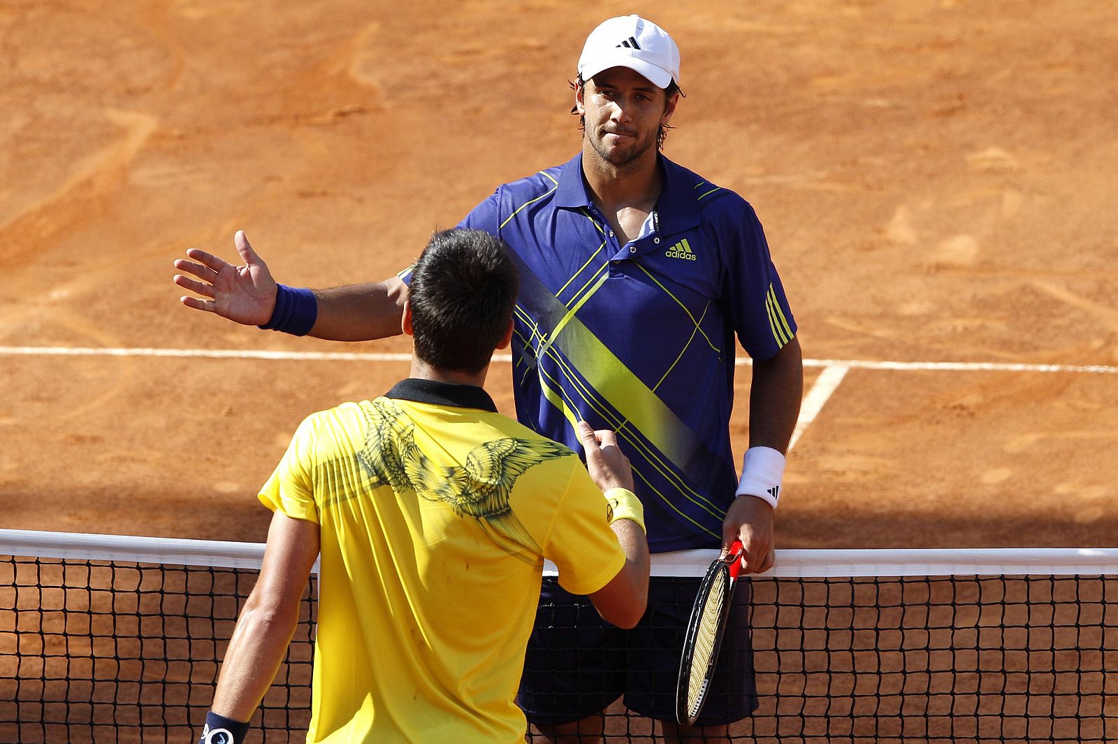 Verdasco saluda a Djokovic tras derrotarle en la tierra de Roma.