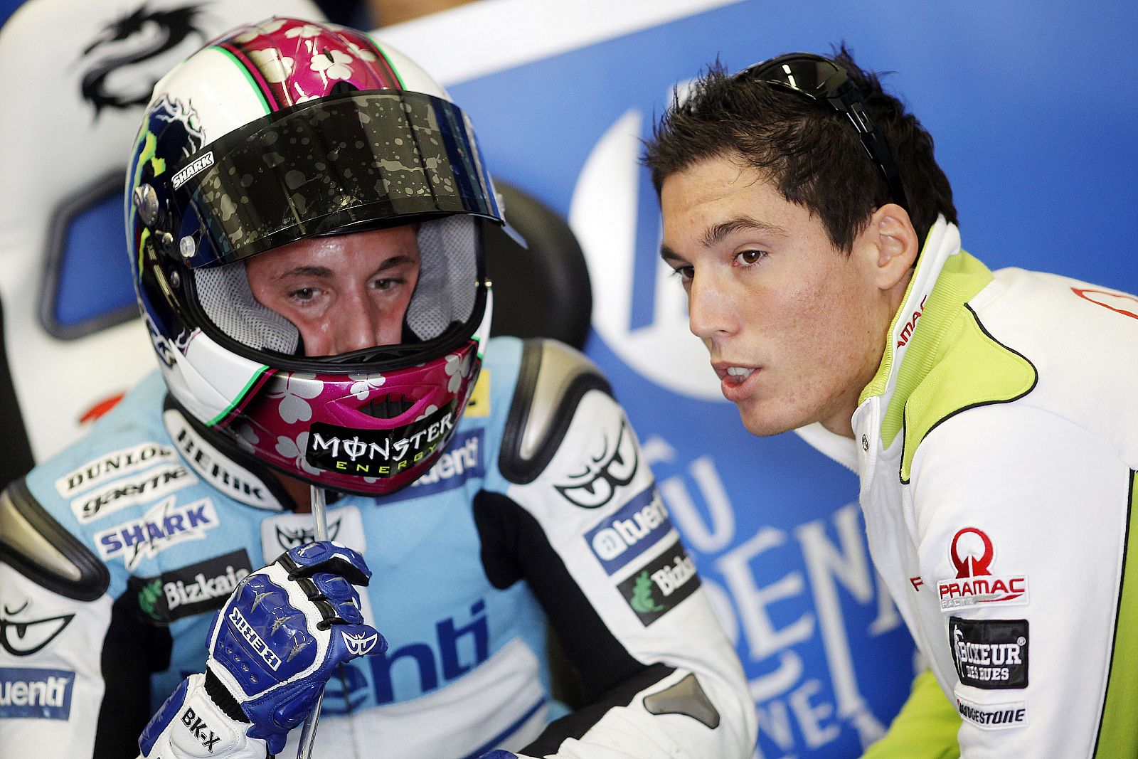 El piloto Pol Espargaró, junto a su hermano Aleix.