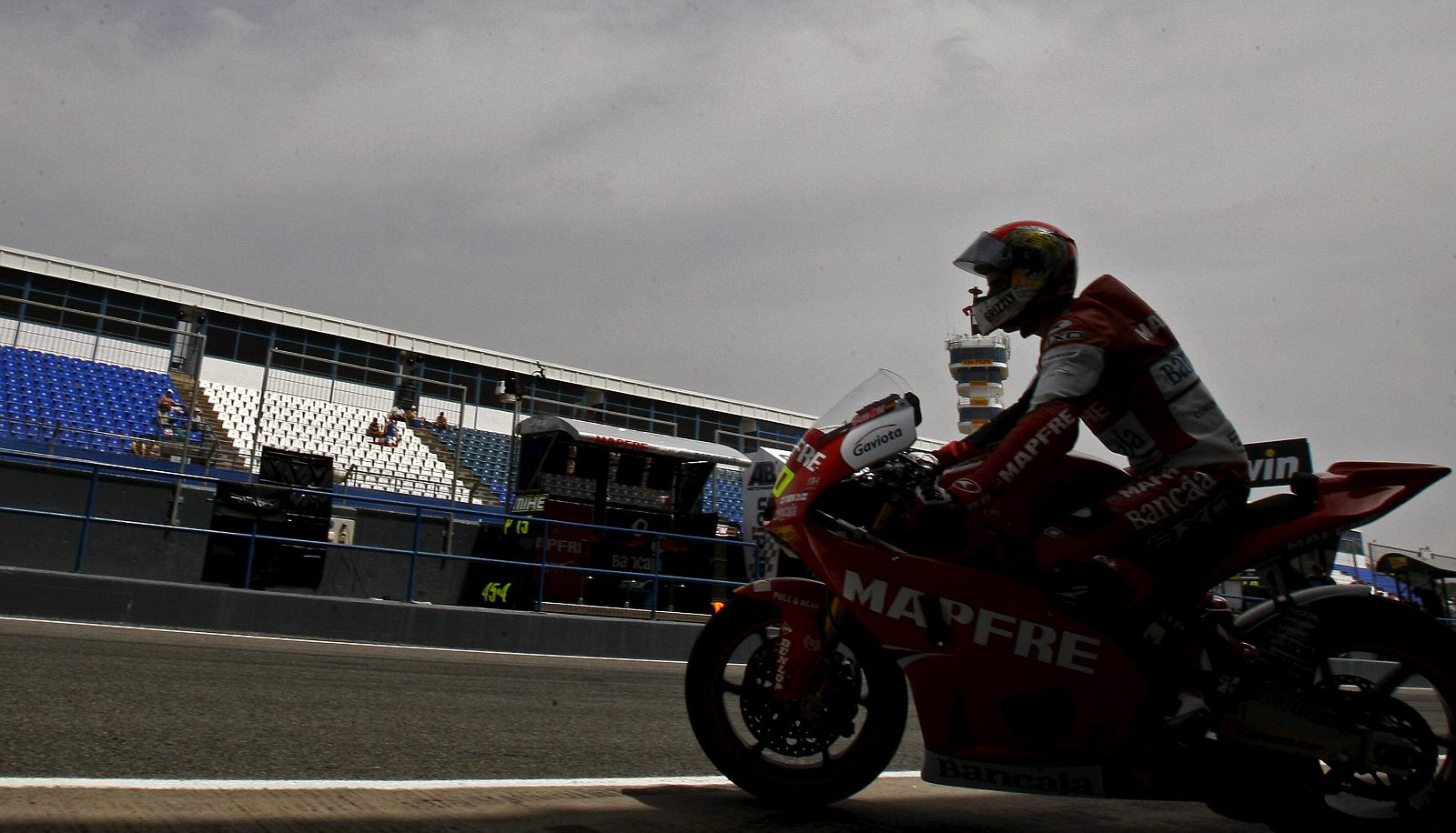 El piloto de Moto2 Julián Simón se dispone a salir a pista.