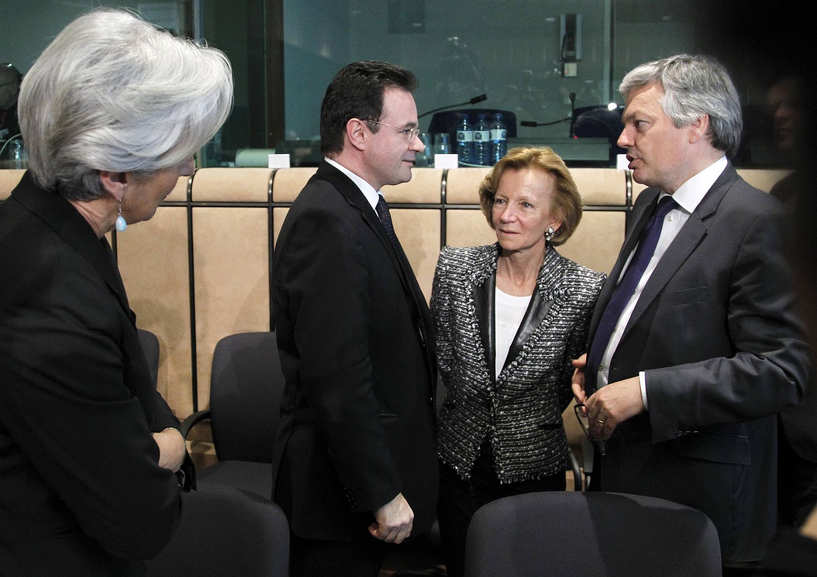 Salgado junto a los ministros de Grecia y Bélgica durante la reunión del Eurogrupo que ha activado el mecanismode ayuda a Grecia.