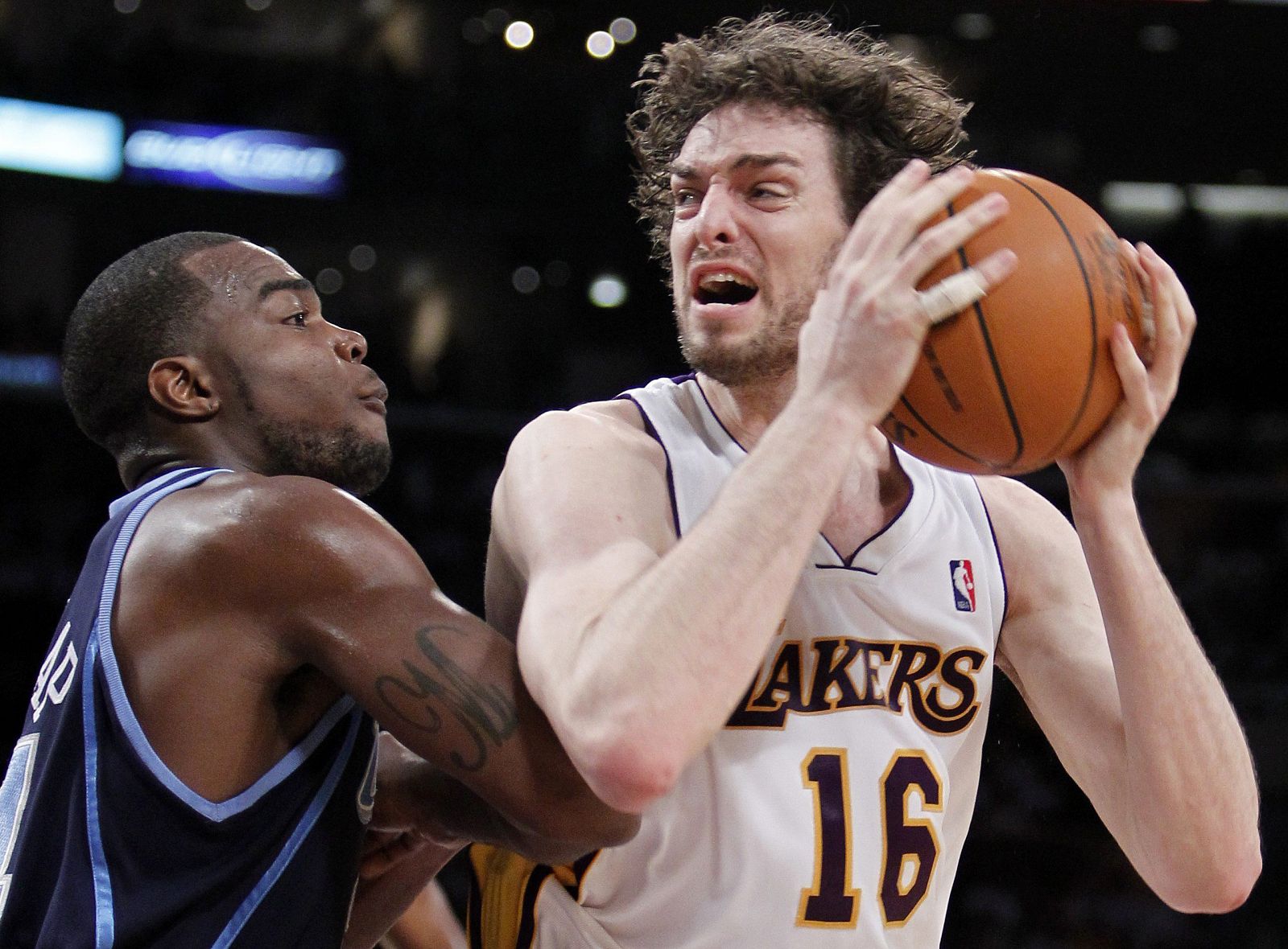 Gasol, defendido por Millsap.