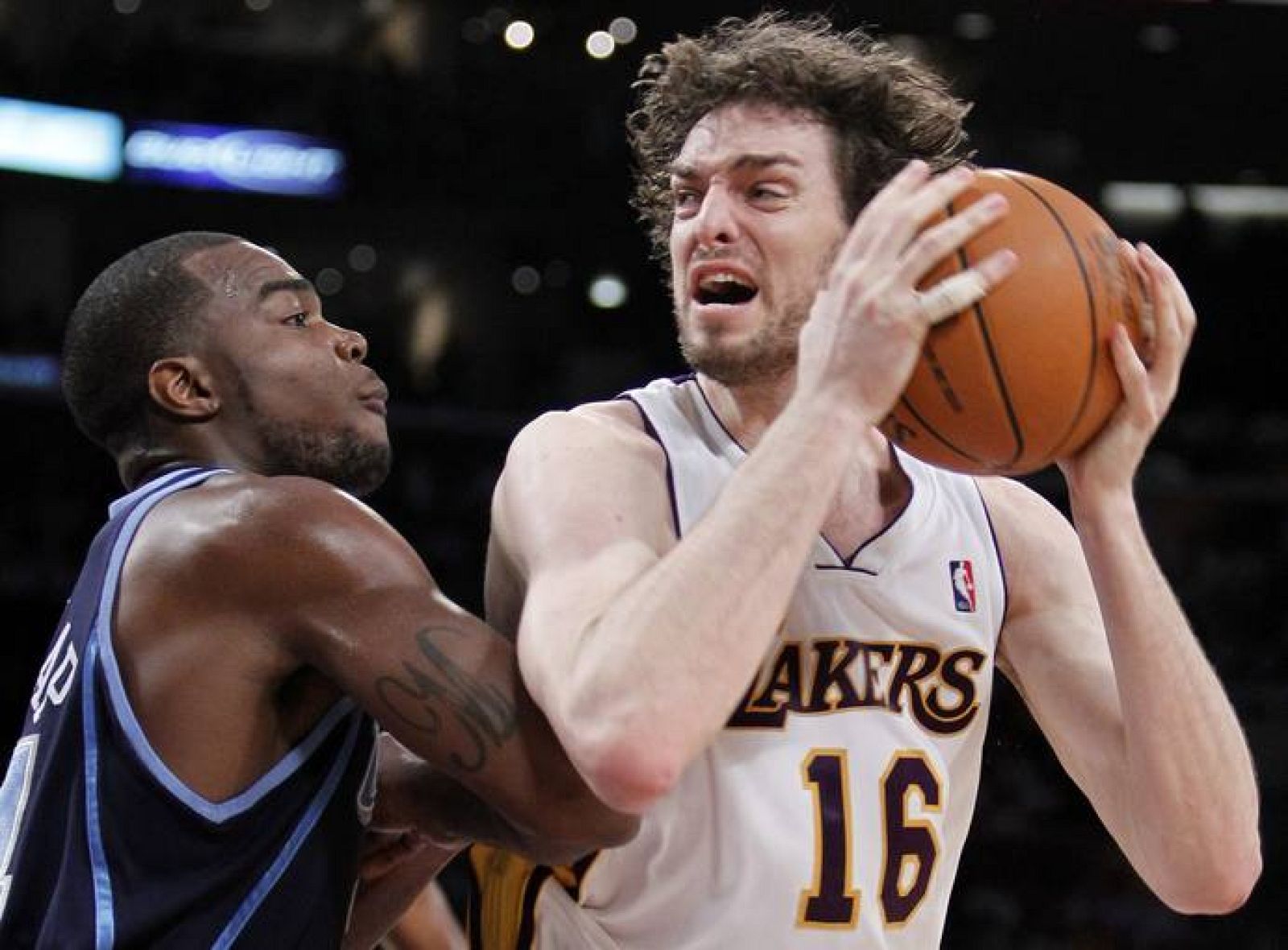 Gasol, defendido por Millsap.
