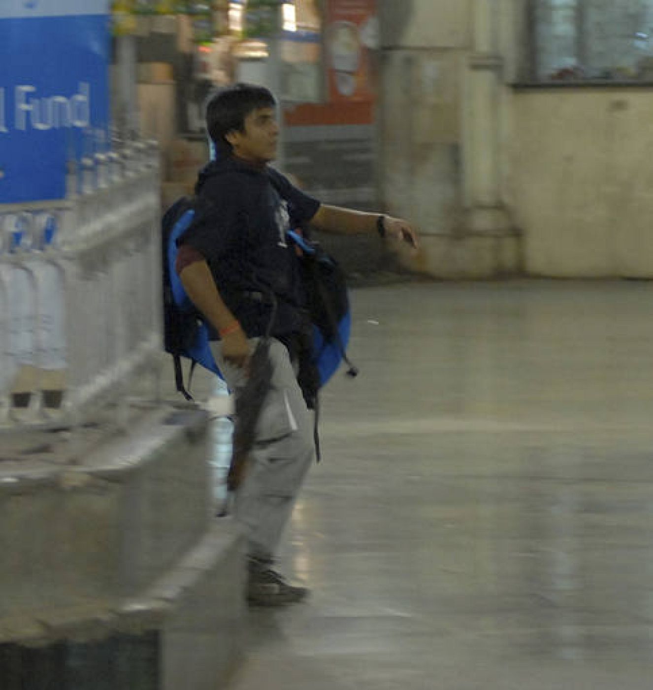 El sospechoso, 'cogido' en la estación Victoria con un rifle.