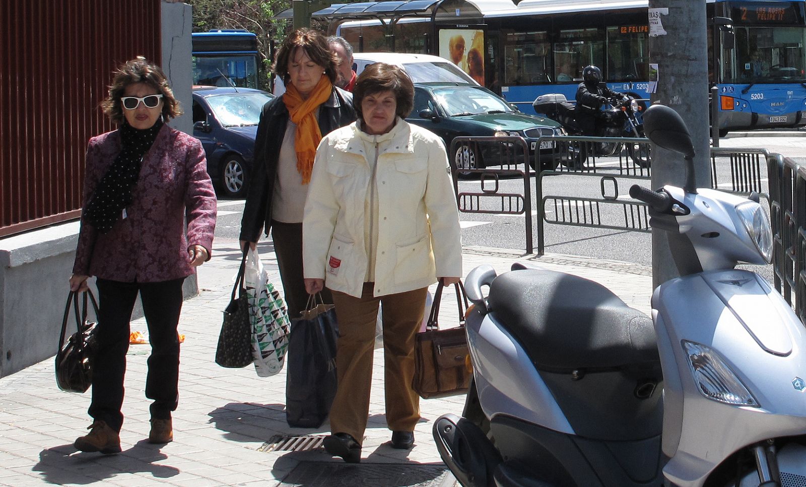 Este lunes muchos han rescatado sus chaquetas de abrigo ante la vuelta del frío.