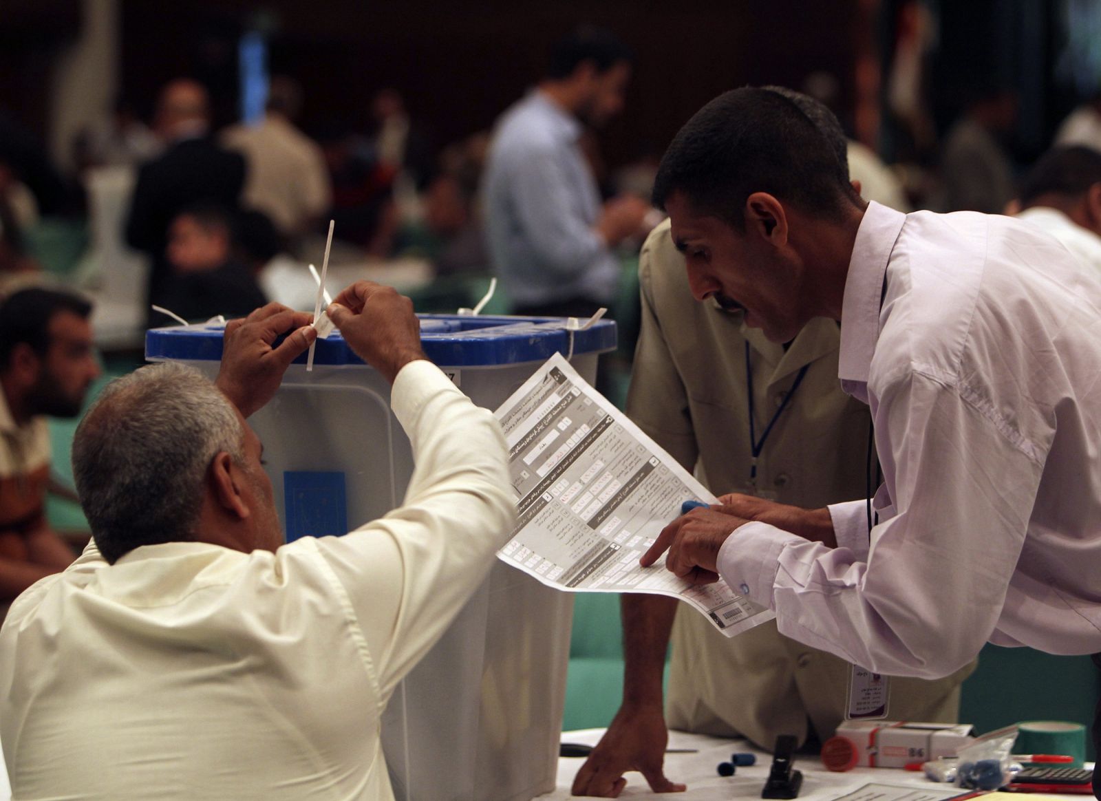 Funcionarios iraquíes recuentan papeletas electorales en Bagdad.