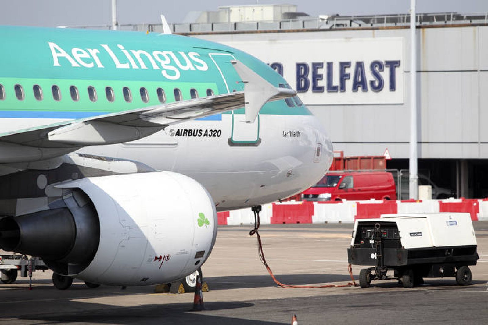 Un avión de Aer Lingus, atrapado en el aeropuerto de Dublin por la nube volcánica.