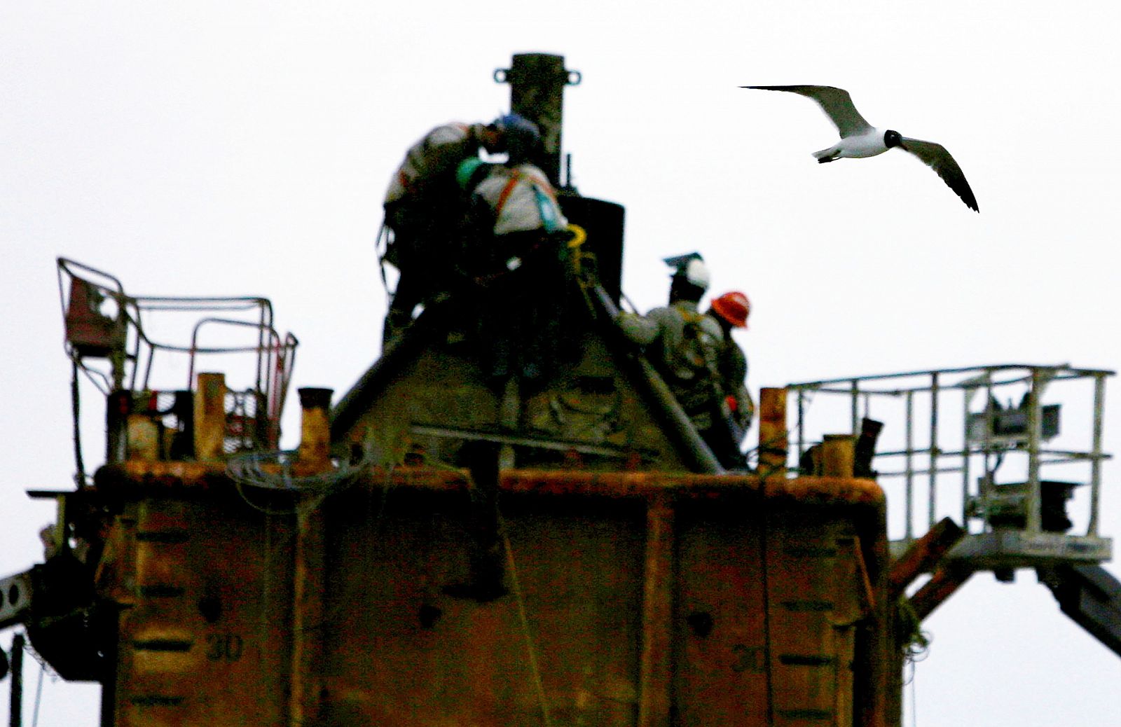 Operarios de BP trabajan en la construcción de la 'campana' gigante para controlar el vertido