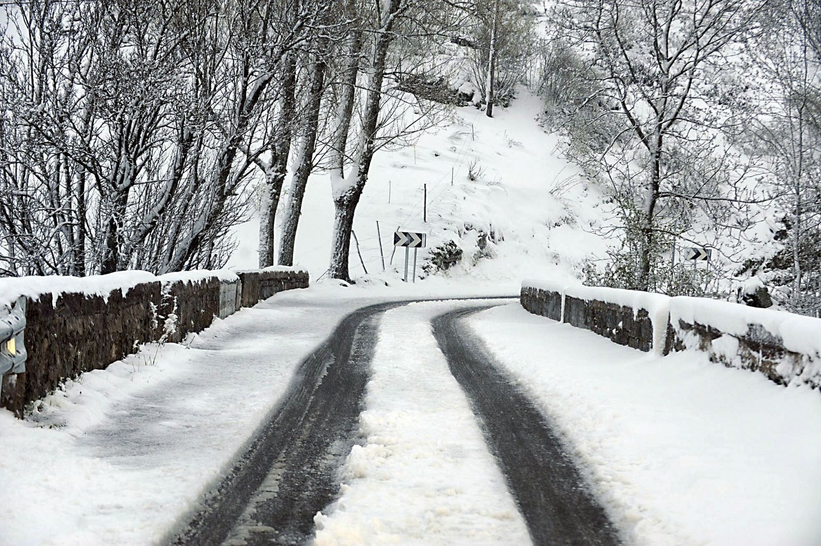 Carretera de acceso a la localidad leonesa de Cármenes, León.