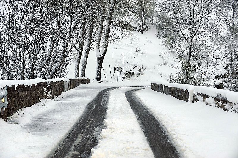 Carretera de acceso a la localidad leonesa de Cármenes, León.