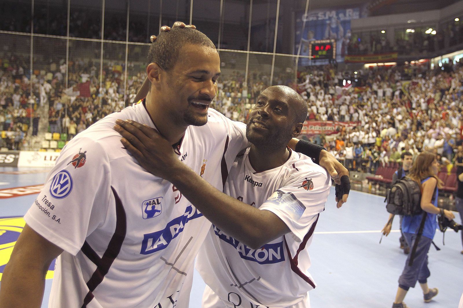 Los jugadores del BM Ciudad Real Didier Dinart y David Davis celebran el pase a la final a cuatro.