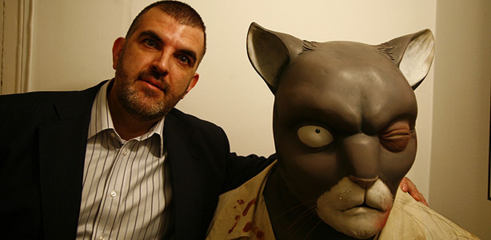 Carles Santamaria, el director del Salón del cómic de Barcelona, posa junto a un busto de Blacksad