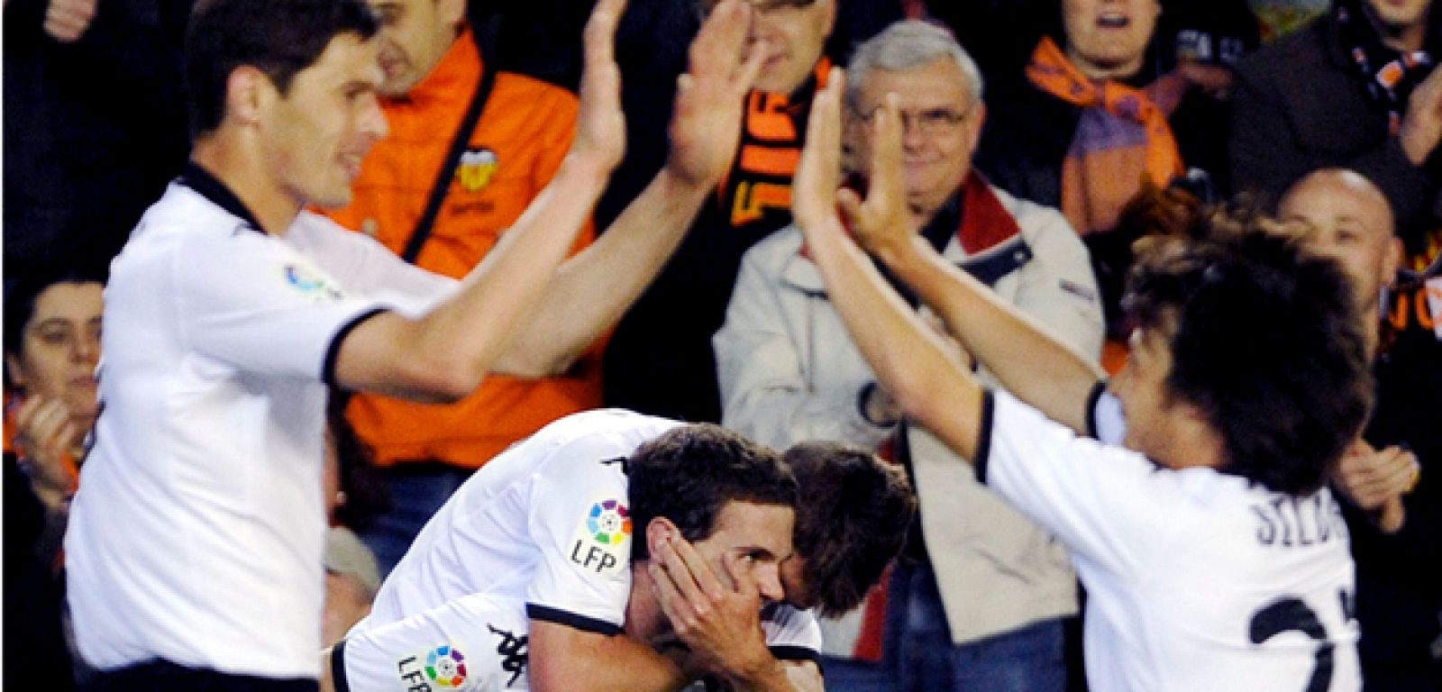 Los jugadores del Valencia celebran su victoria ante el Xerez.