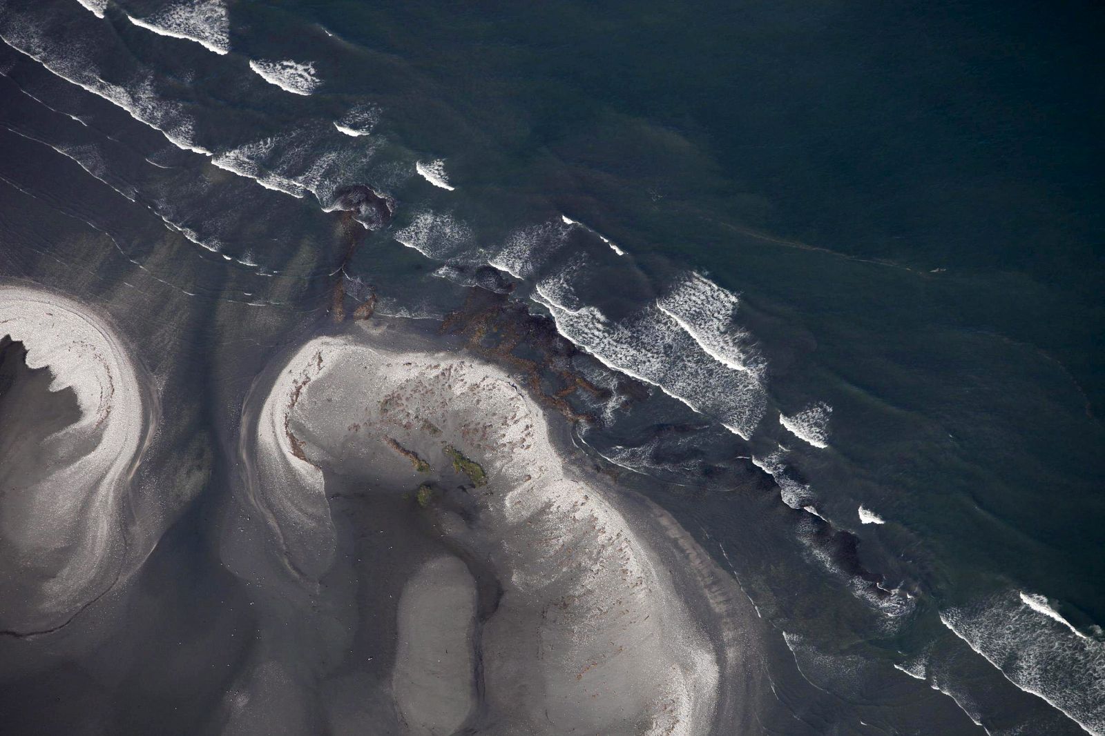 VISTA AÉREA DE LA MANCHA DE PETRÓLEO QUE SE APROXIMA HACIA LAS ORILLAS DEL ESTADO DE LUISIANA