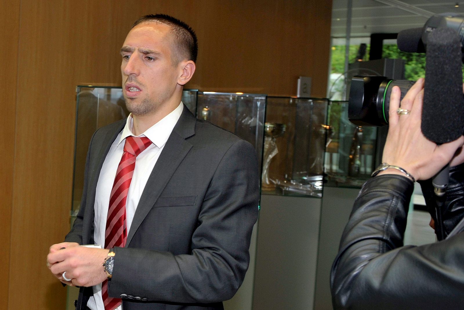 El jugador francés del Bayern Múnich, Franck Ribéry, llega a la sede de la UEFA