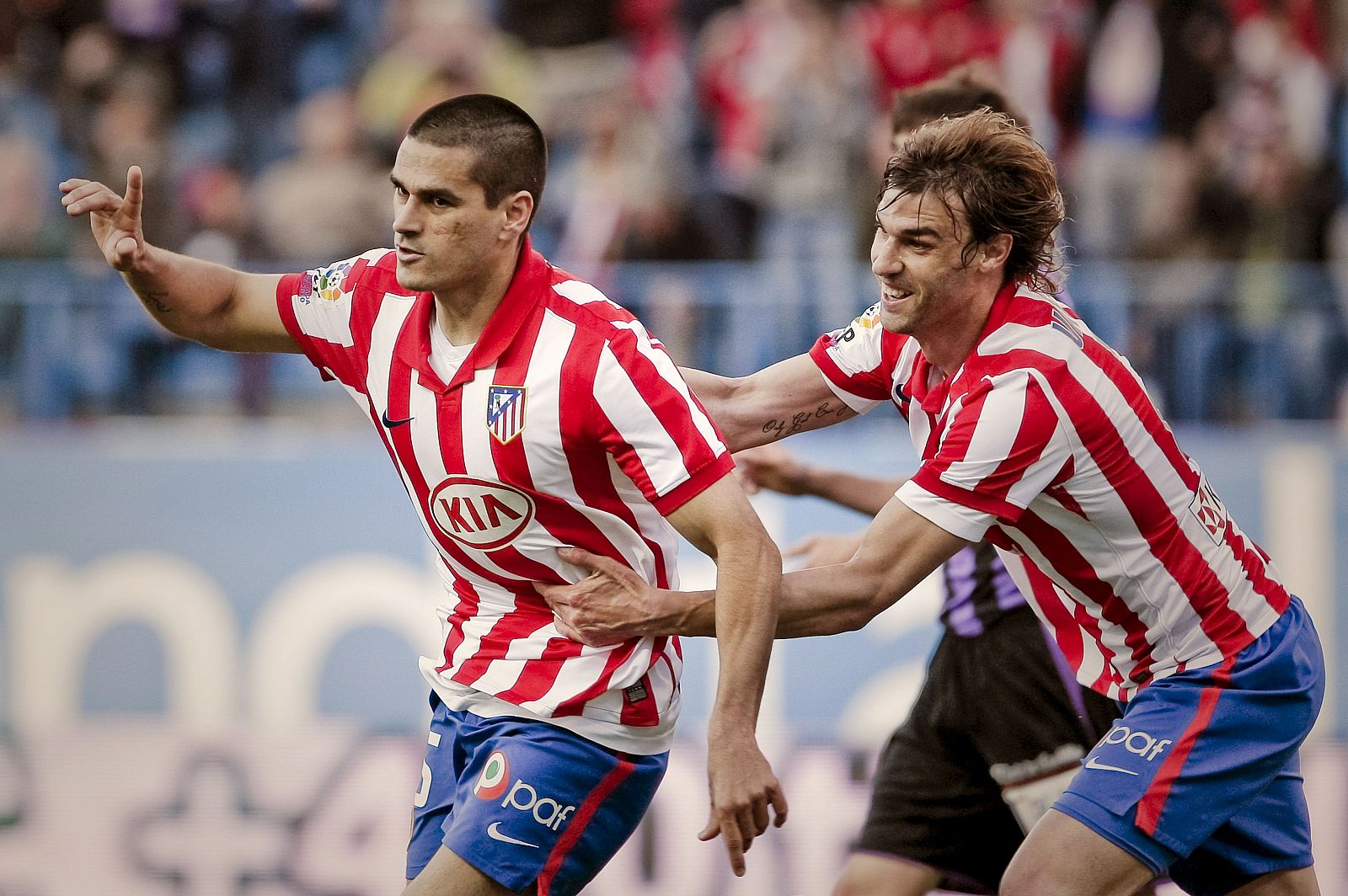 El defensa del Atlético de Madrid Juan Gutiérrez "Juanito", celebra con su compañero Juan Valera.