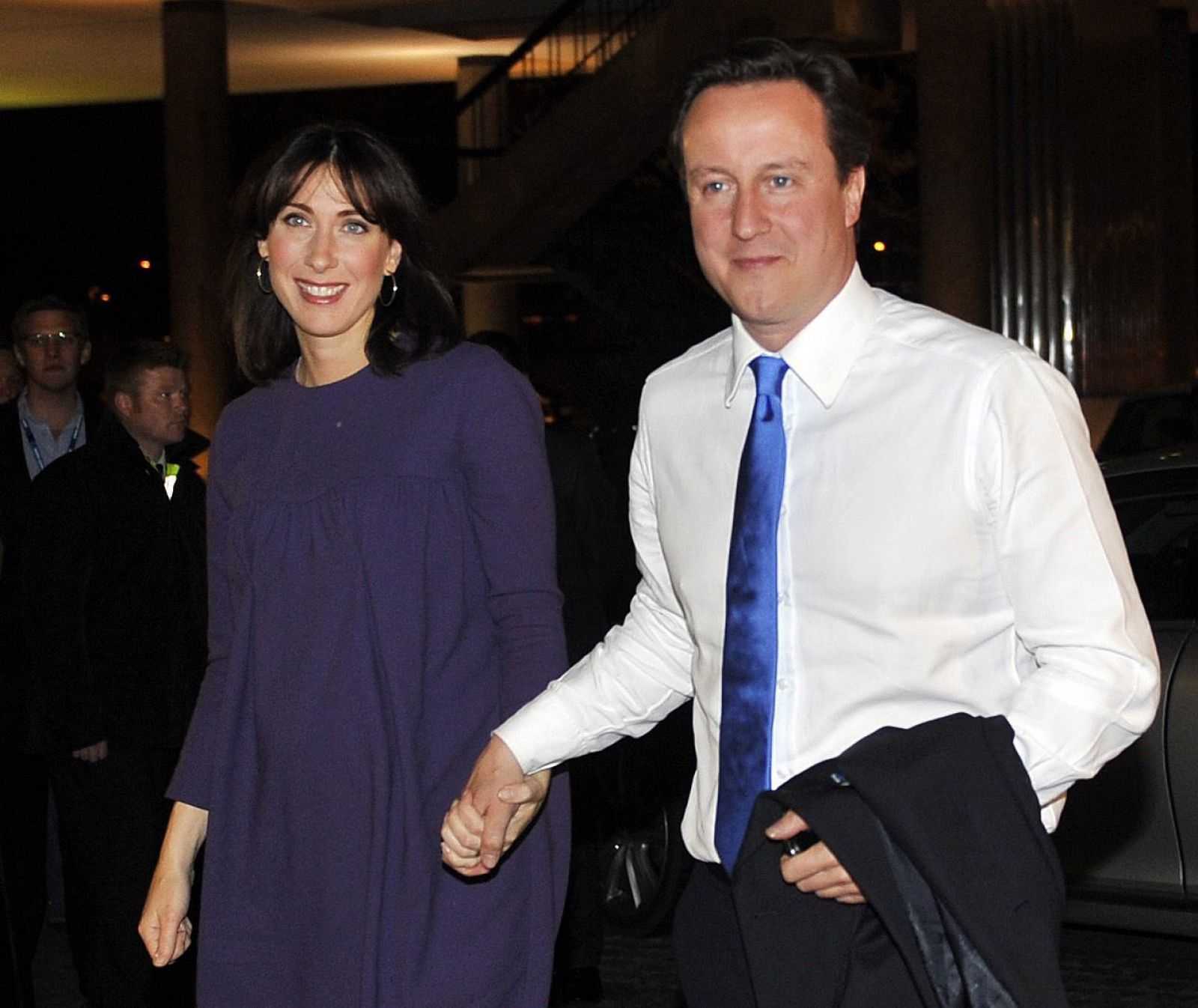 El líder del Partido Conservador, David Cameron, llega con su esposa, Samantha, a la sede de su formación política en Londres