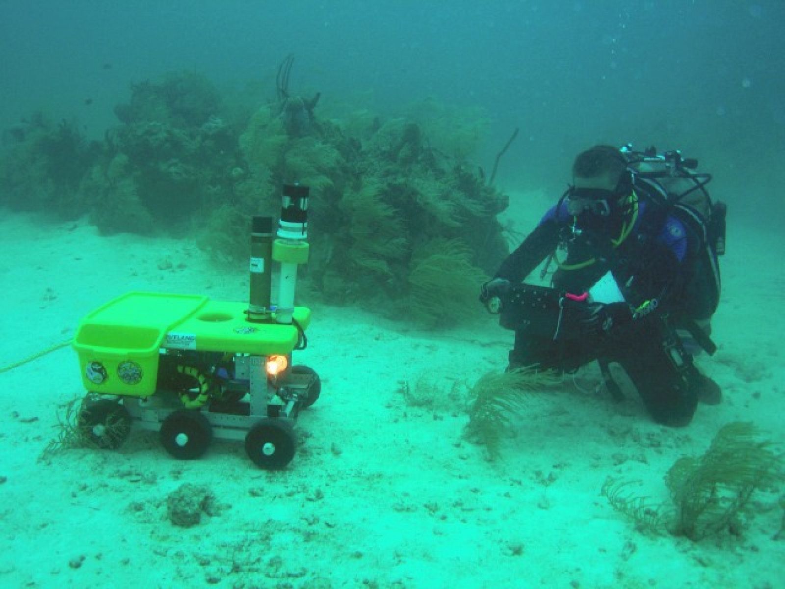 El aquanauta Timothy J. Broderick de la universidad de Cincinnati trabaja con un rover durante una sesión de entrenamiento en la misión NEEMO 12