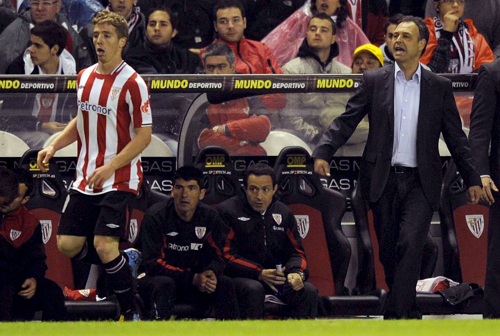 El entrenador del Athletic de Bilbao Joaquín Caparrós (d) da instrucciones a sus jugadores