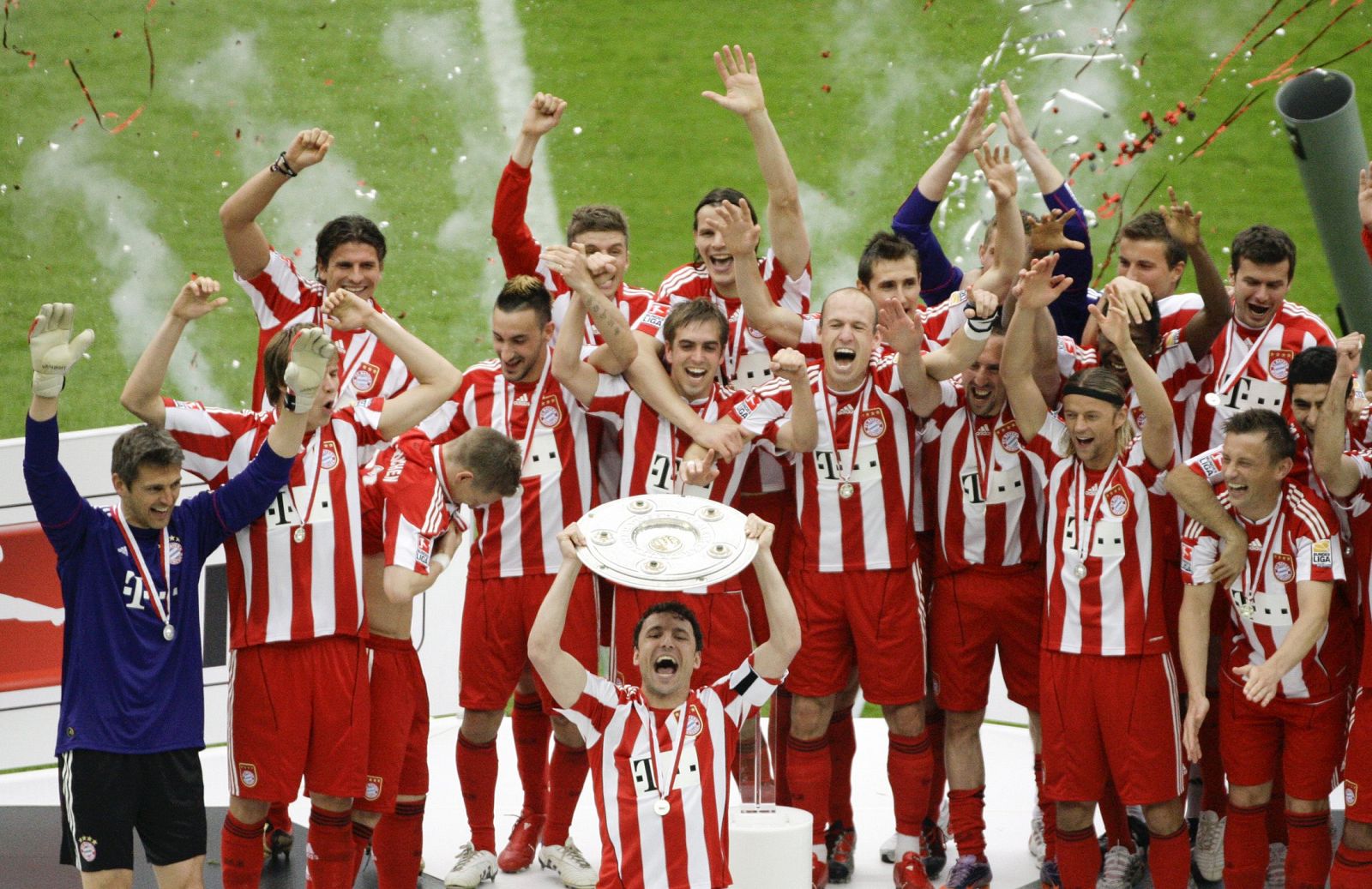 El capitán del Bayern, Van Bommel, levanta el trofeo que acredita a su equipo como Campeón de la Bundesliga.