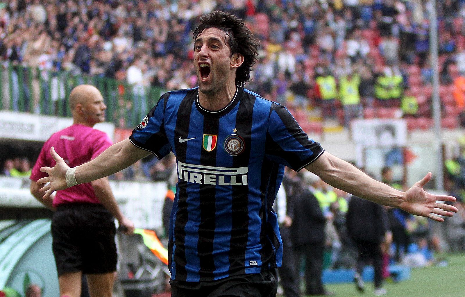 El argentino Diego Milito, del Inter de Milán, celebra tras anotar el segundo gol de su equipo contra el Chievo Verona.