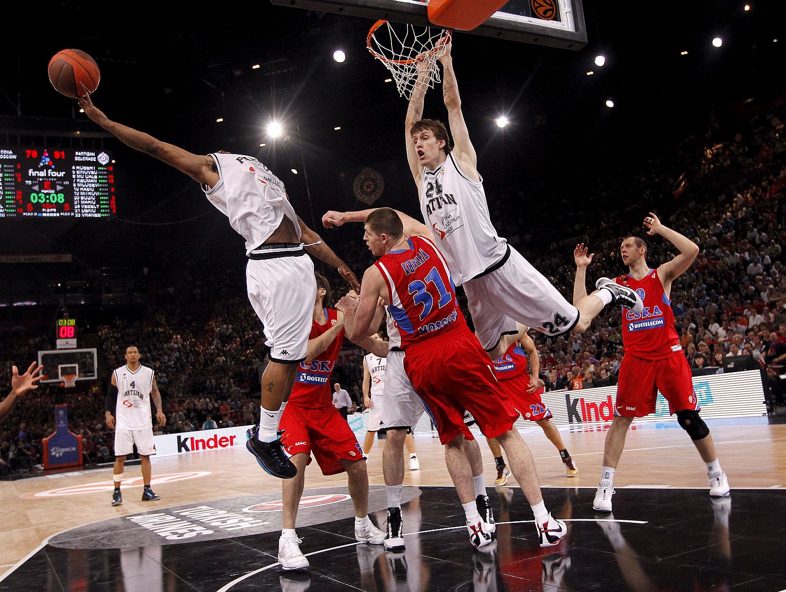 Imagen de un lance del juego en el partido por el tercer y cuarto puesto de la Euroliga disputado entre CSKA y Partizán.