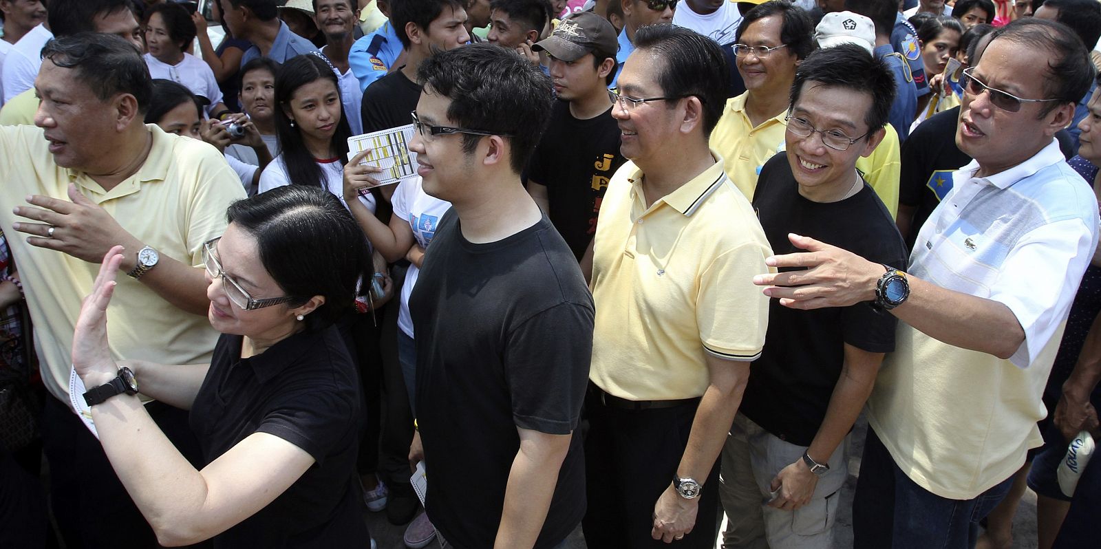 Benigno Aquino, favorito en las elecciones, hace cola para votar.