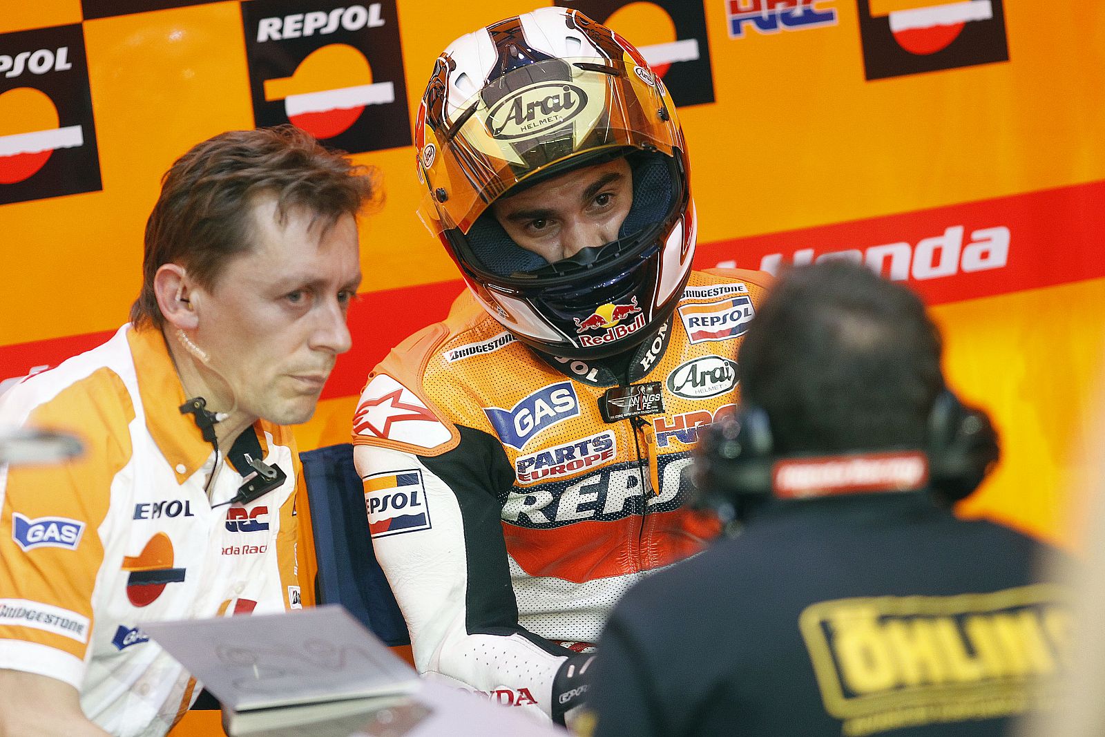 Mike Leitner, junto a Dani Pedrosa en el box de Repsol Honda.