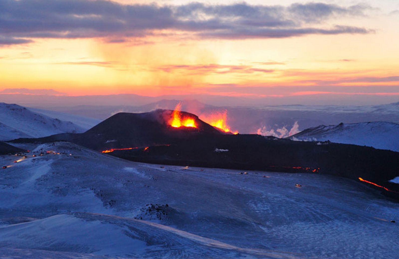 El volcán islandés que se ha convertido en destino turítico, en erupción.