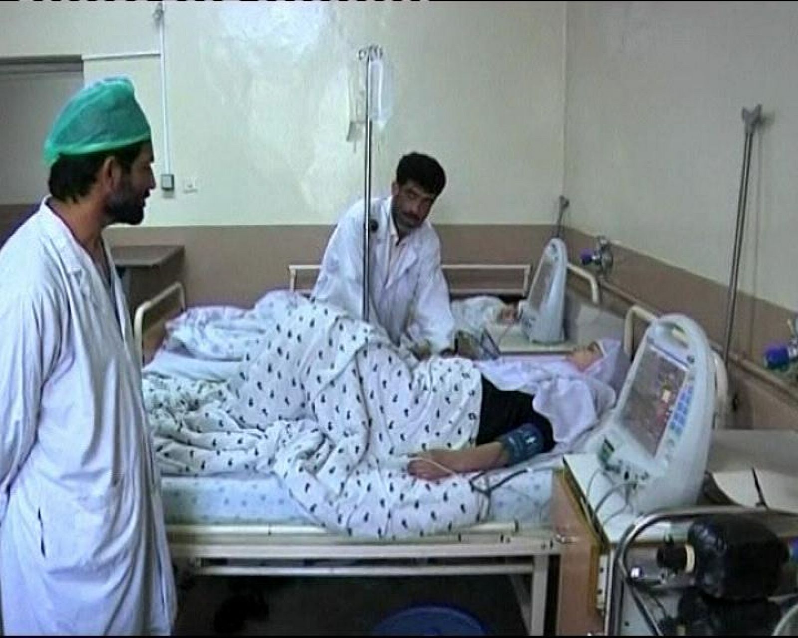 Una niña afgana recibe tratamiento médico tras sufrir síntomas de envenenamiento,en un hospital de Kunduz, Afganistán.