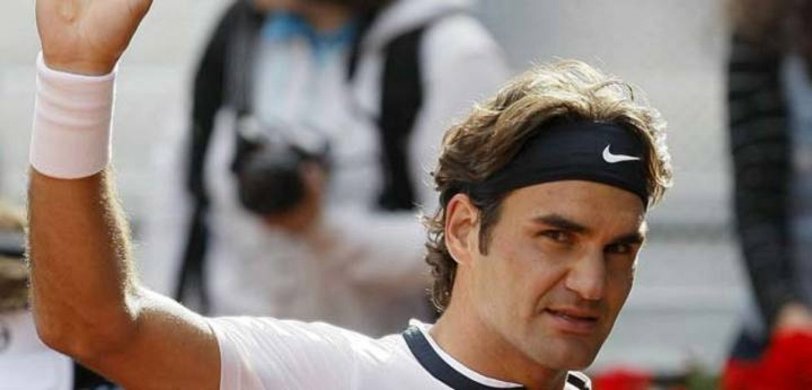 Federer confirma su buen estado con un debut brillante ante Becker.
