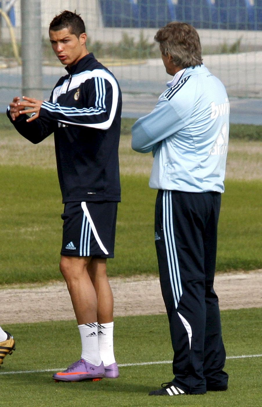 Cristiano Ronaldo habla con Pellegrini en un entrenamiento del Madrid.