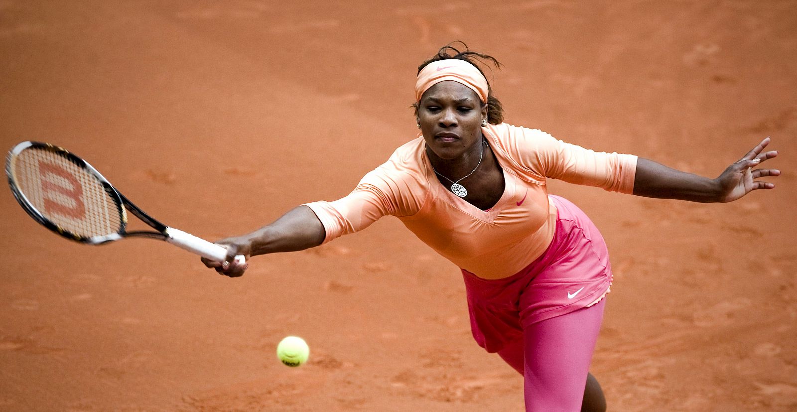 La estadounidense Serena Williams, número uno del mundo, golpea la bola durante el partido frente a la rusa Nadia Petrova