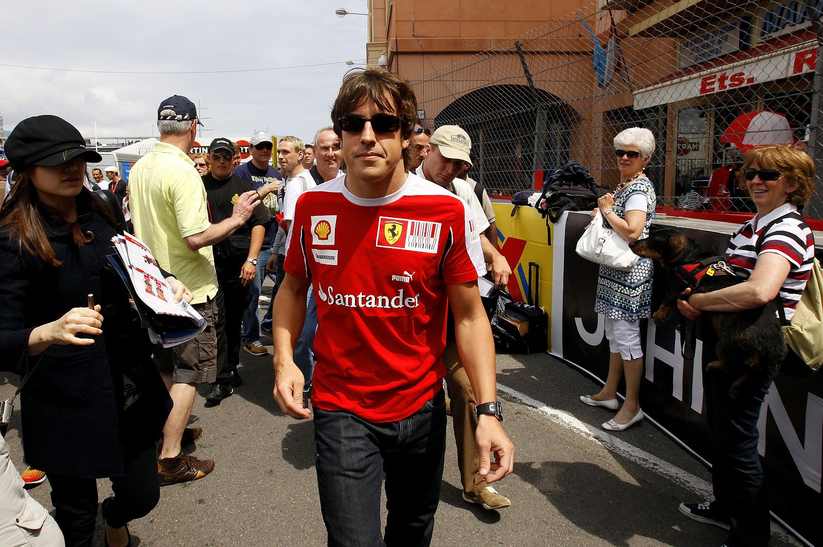 Fernando Alonso pasea por el paddock en Montecarlo, donde se disputa el GP de Mónaco.