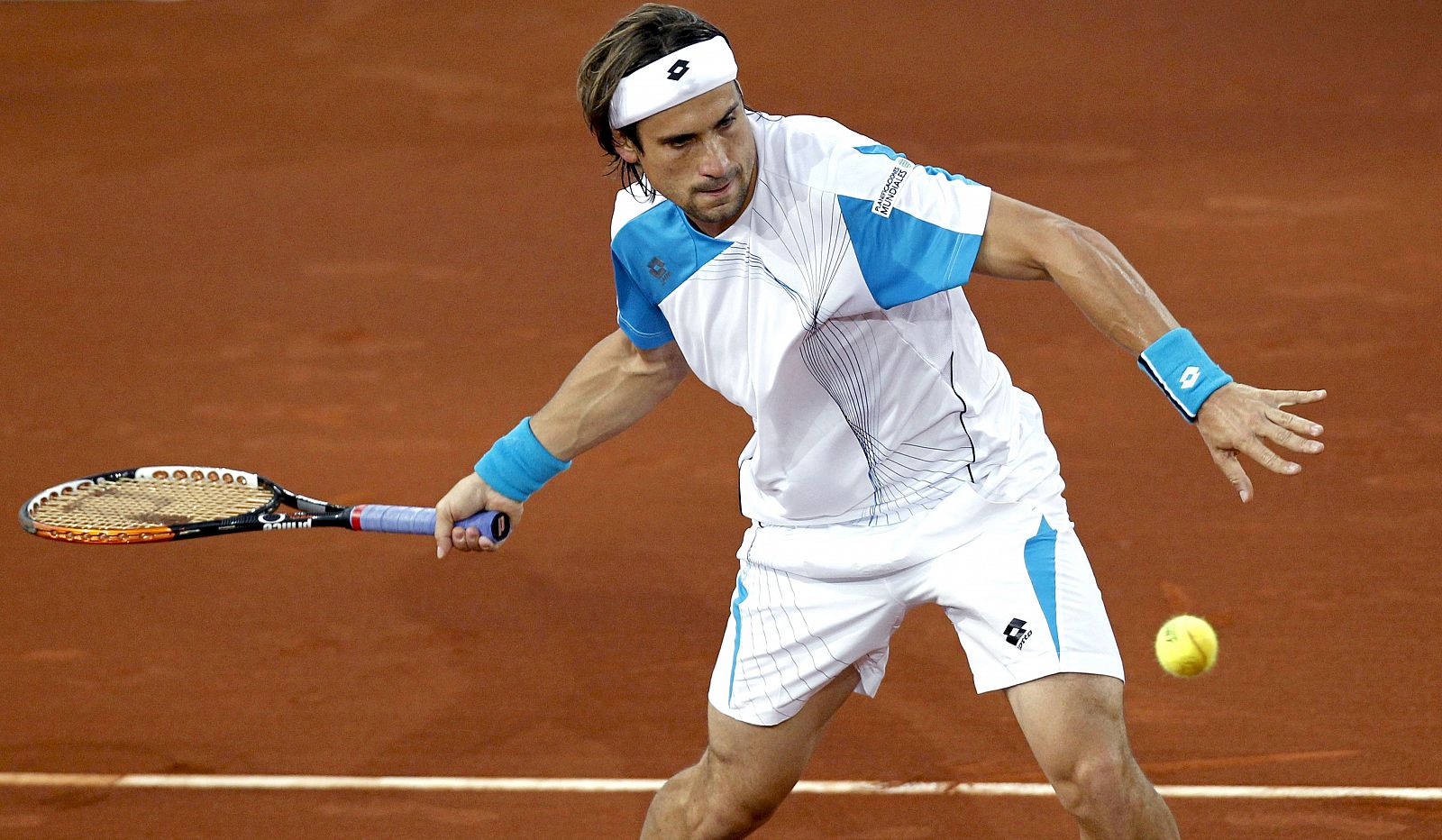 El tenista español David Ferrer devulve la bola al chipriota Marcos Baghdatis