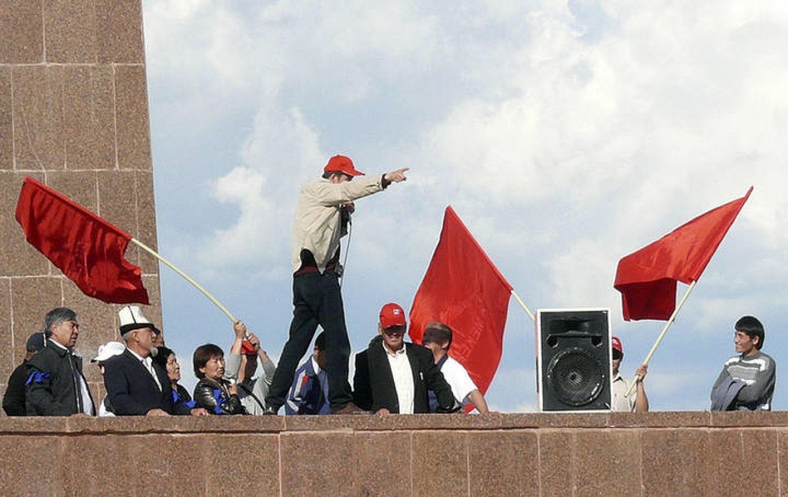 Partidarios del presidente depuesto el pasado jueves cuando tomaron el edificio gubernamental