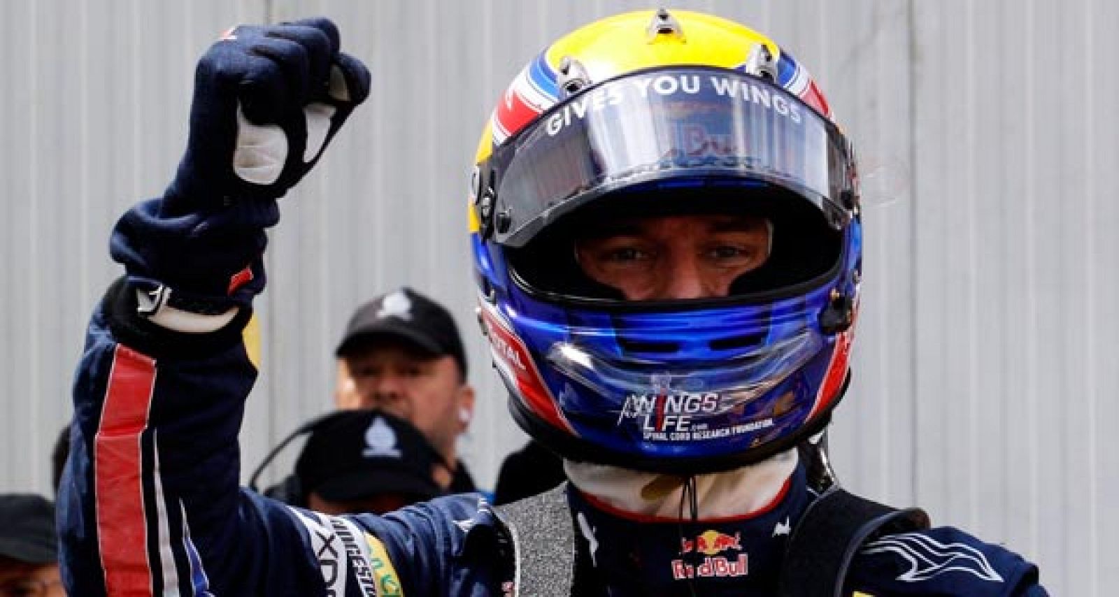El piloto de Red Bull Mark Webber celebra la 'pole' conseguida en el GP de Mónaco.