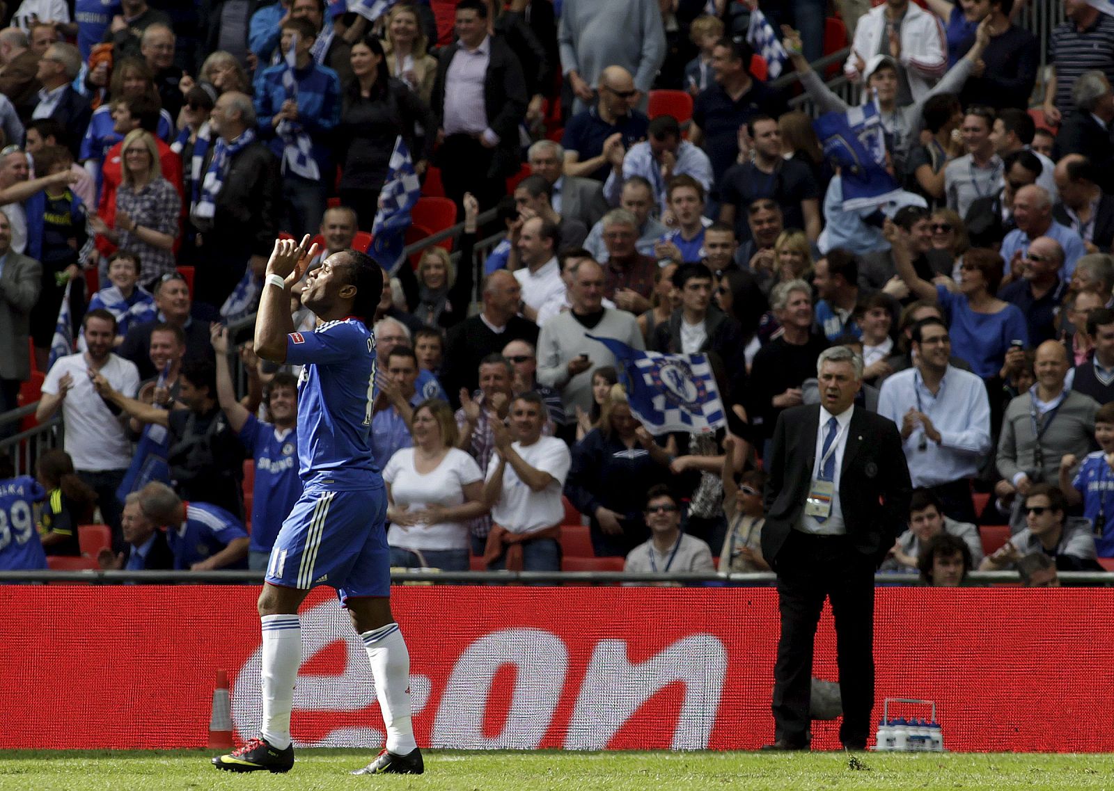 El marfileño Didier Drogba, del Chelsea, celebra su gol de penalti