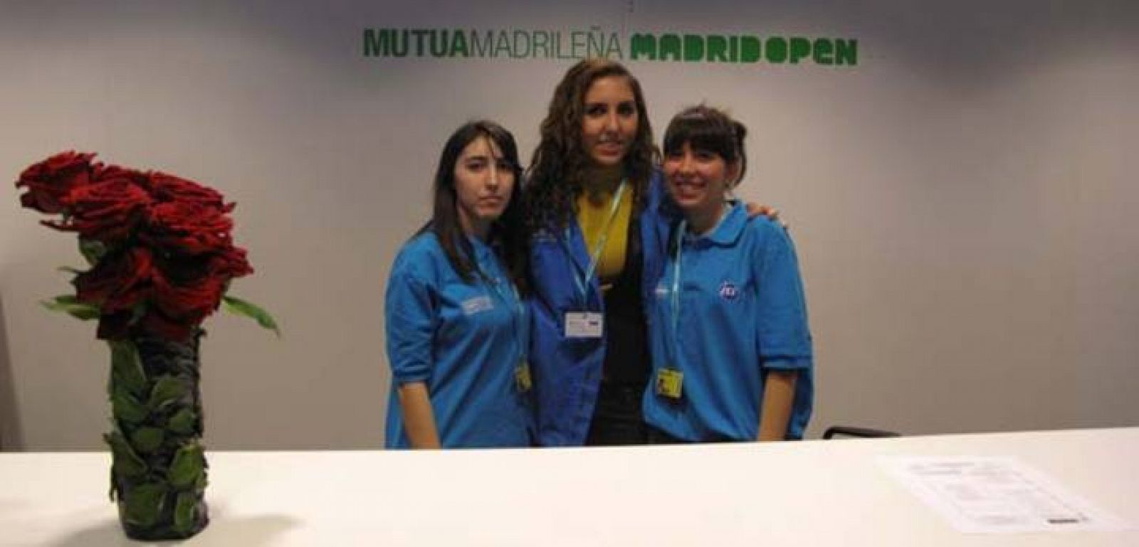 Rosa, Elena y Miriam en su puesto en la Caja Mágica de Madrid.