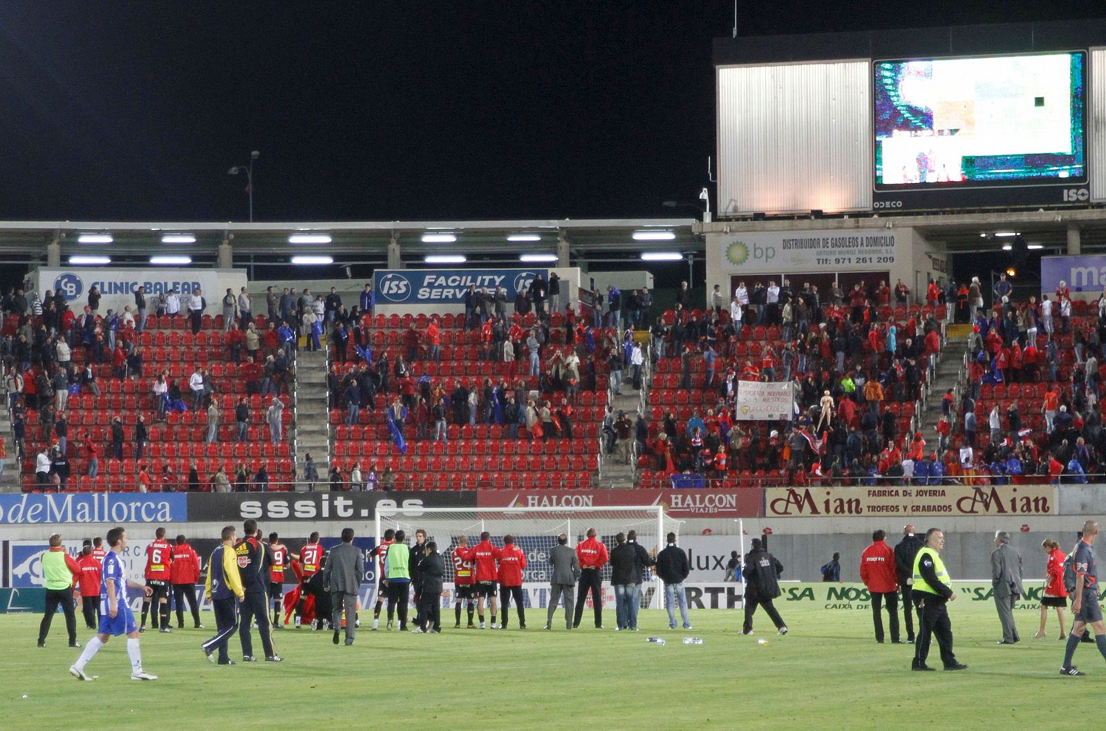 La afición y los jugadores del Real Mallorca miran el videomarcador del resultado del Sevilla CF en Almería.