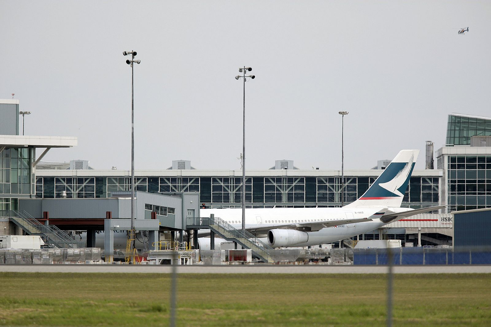 El avión de Cathay Pacific a su llegada al Aeropuerto Internacional de Vancouver.