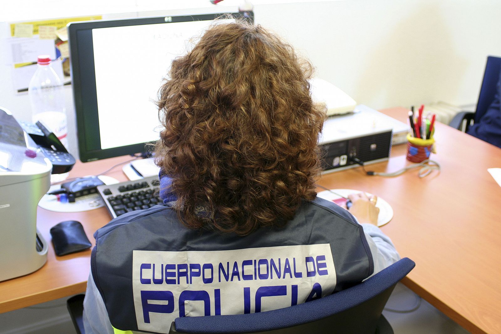 Uno de los miembros de la Brigada de Investigación Tecnológica de la Policía Nacional