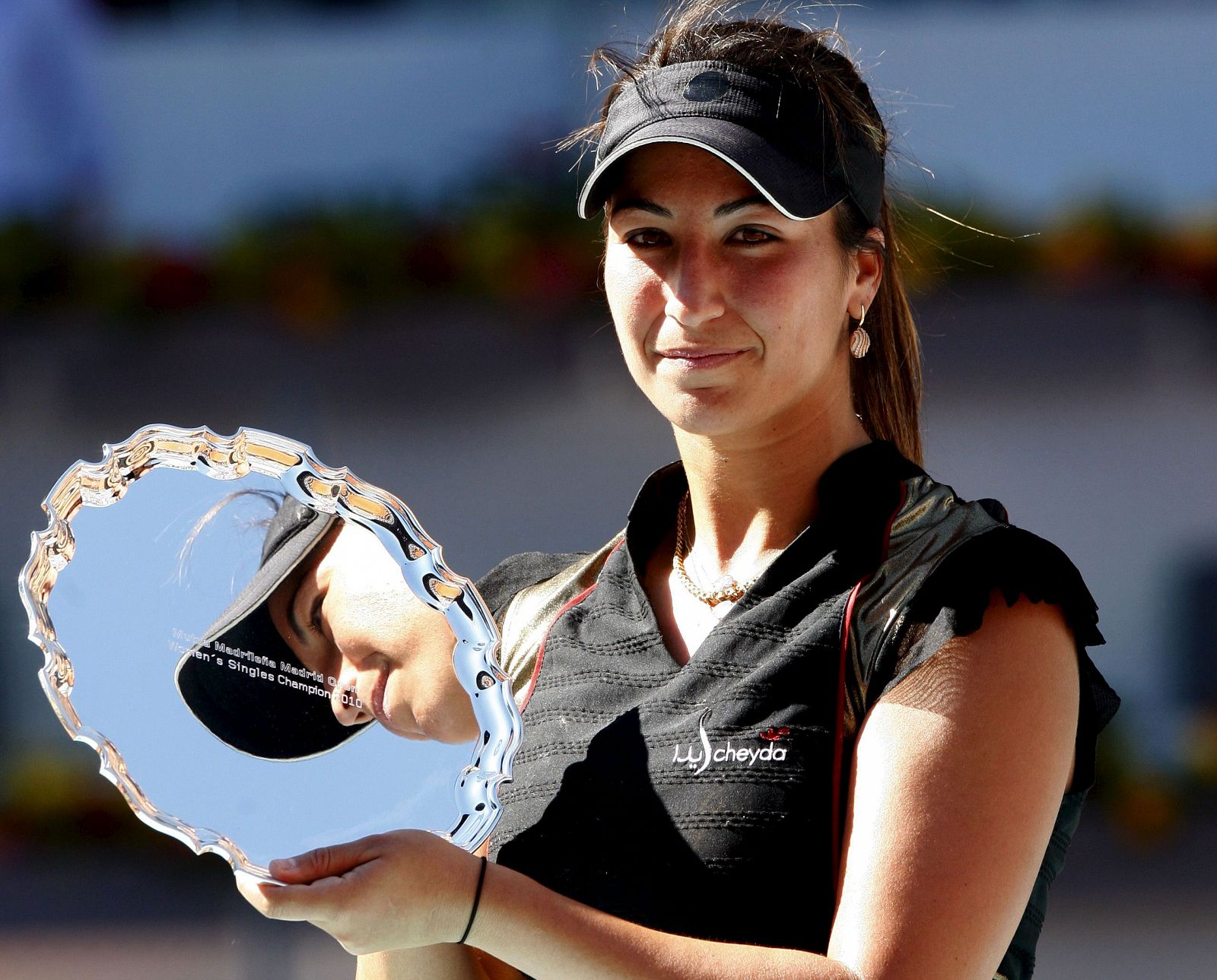 La tenista francesa Aravane Rezai con el trofeo tras vencer a la estadounidense Venus Williams