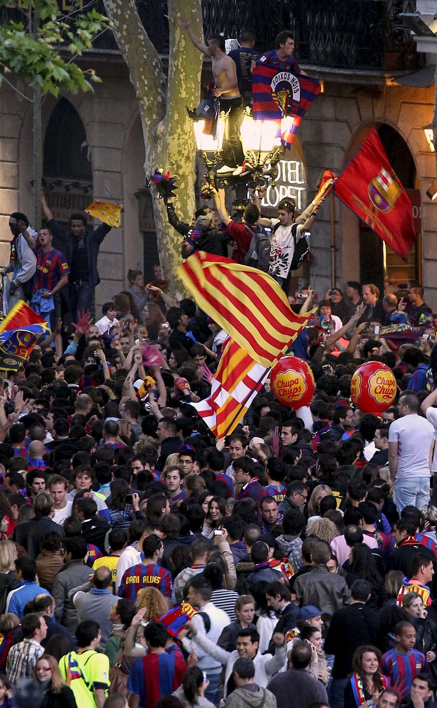 Miles de seguidores han abarrotado la céntrica plaza de Canaletas en Barcelona.