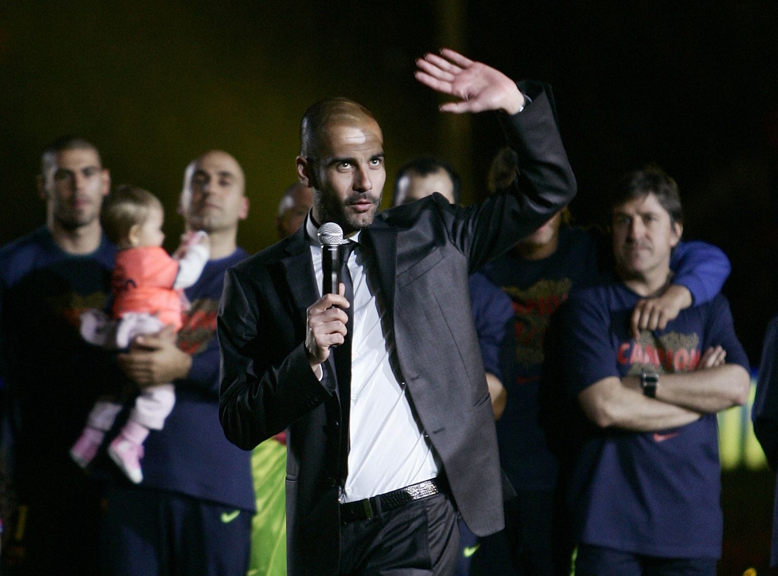 Guardiola habla a los aficionados del Camp Nou después de proclamarse el Barça campeón de la Liga 2009-2010.