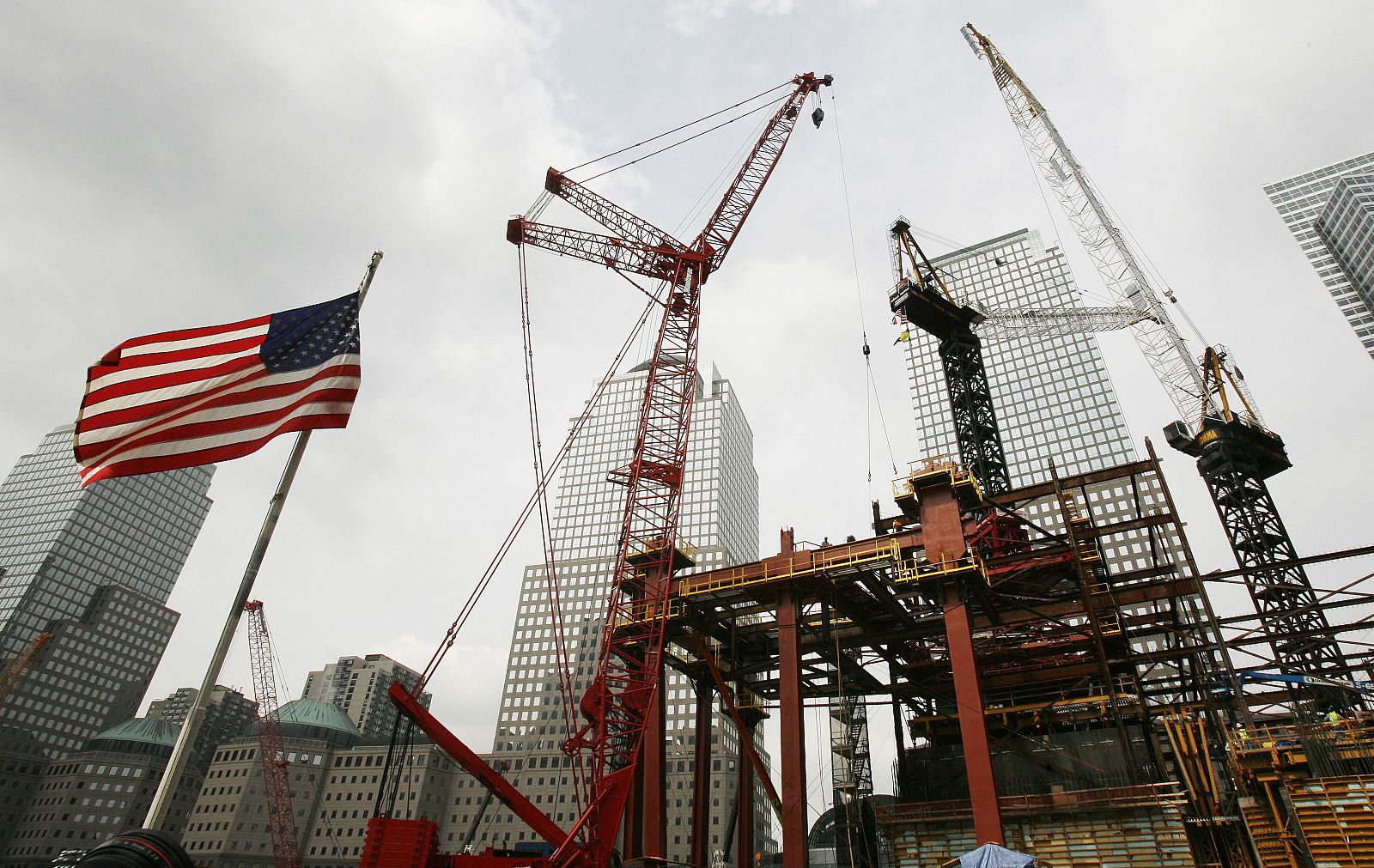 Vista general de la construcción en las ruinas del World Trade Center.