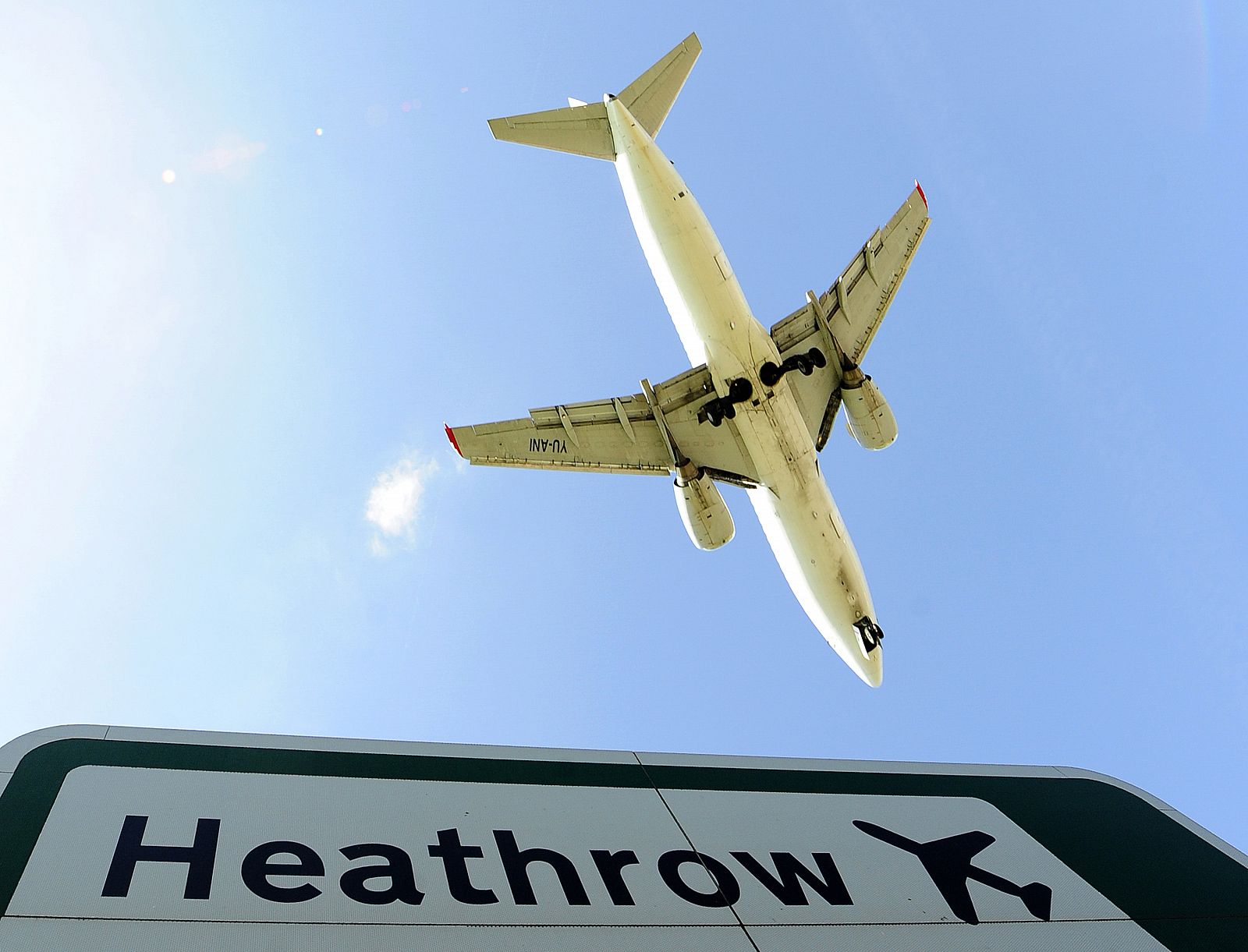 Un avión se aproxima al aeropuerto londinense de Heathrow, cerrado este lunes.